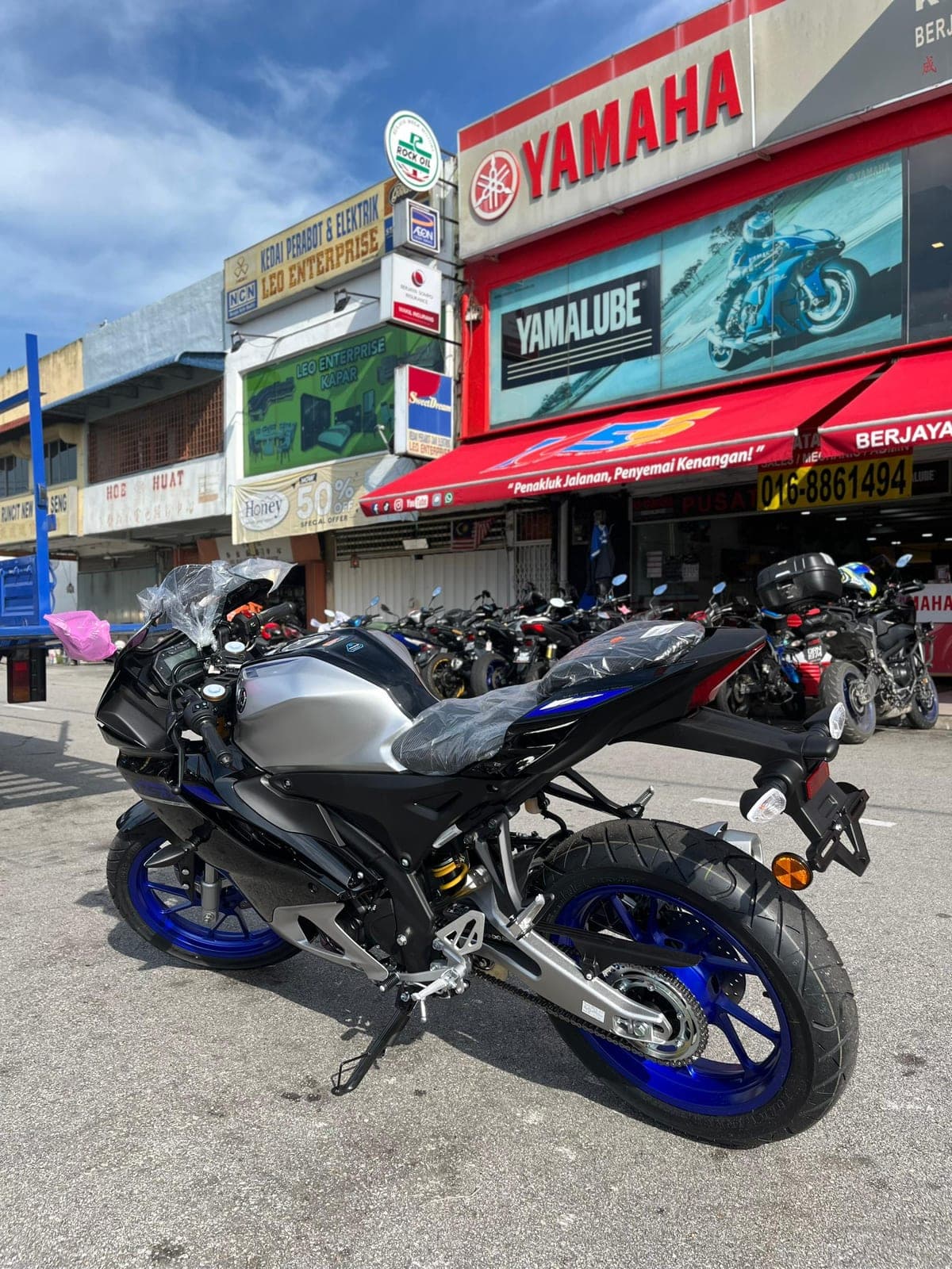 Yamaha R15M thumbnail 3